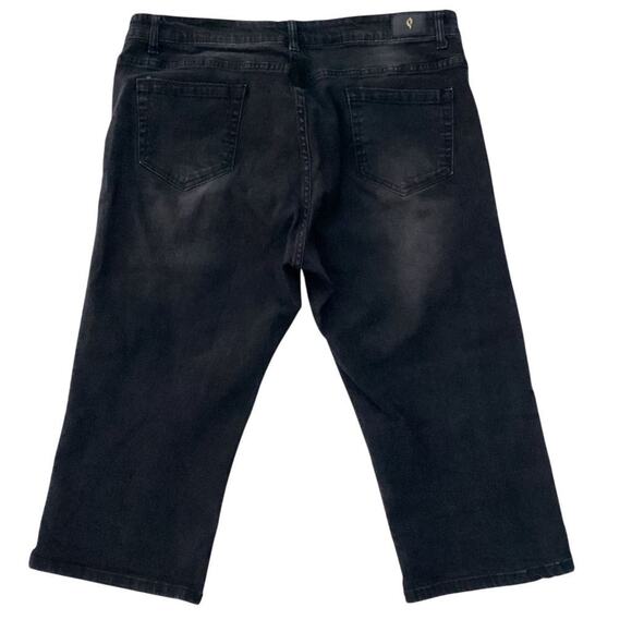 Diverso Women's Plus Size 18W Distressed Black Capri Jeans - Picture 2 of 8